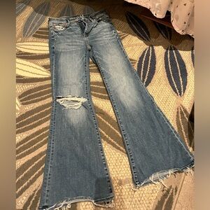 AMERICAN EAGLE DISTRESSED JEANS